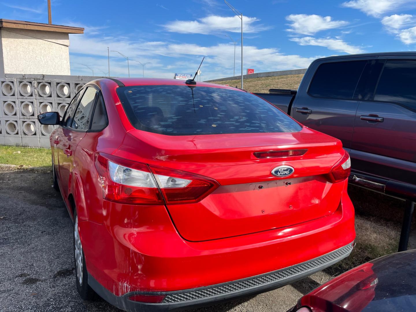 2012 RED FORD FOCUS SE Sedan (1FAHP3F24CL) with an 2.0L L4 DOHC 16V engine, located at 8101 E. Skelly Dr., Tulsa, OK, 74129, (918) 592-3593, 36.121891, -95.888802 - Photo#1